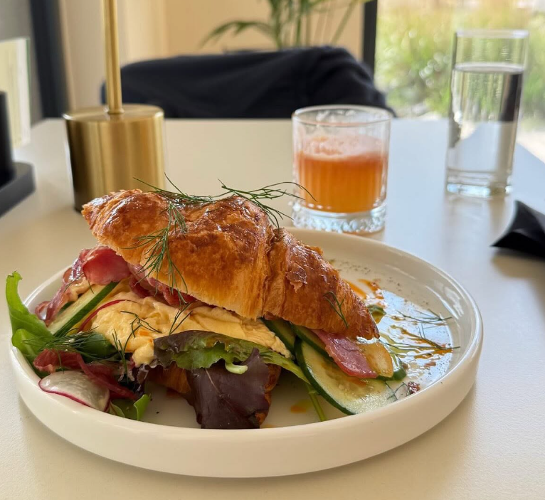 Croissant con huevos revueltos